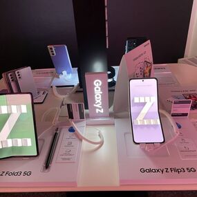 Ausstellung von Samsung Galaxy Z Fold3 5G und Galaxy Z Flip3 5G Smartphones in einem Elektronikgeschäft.